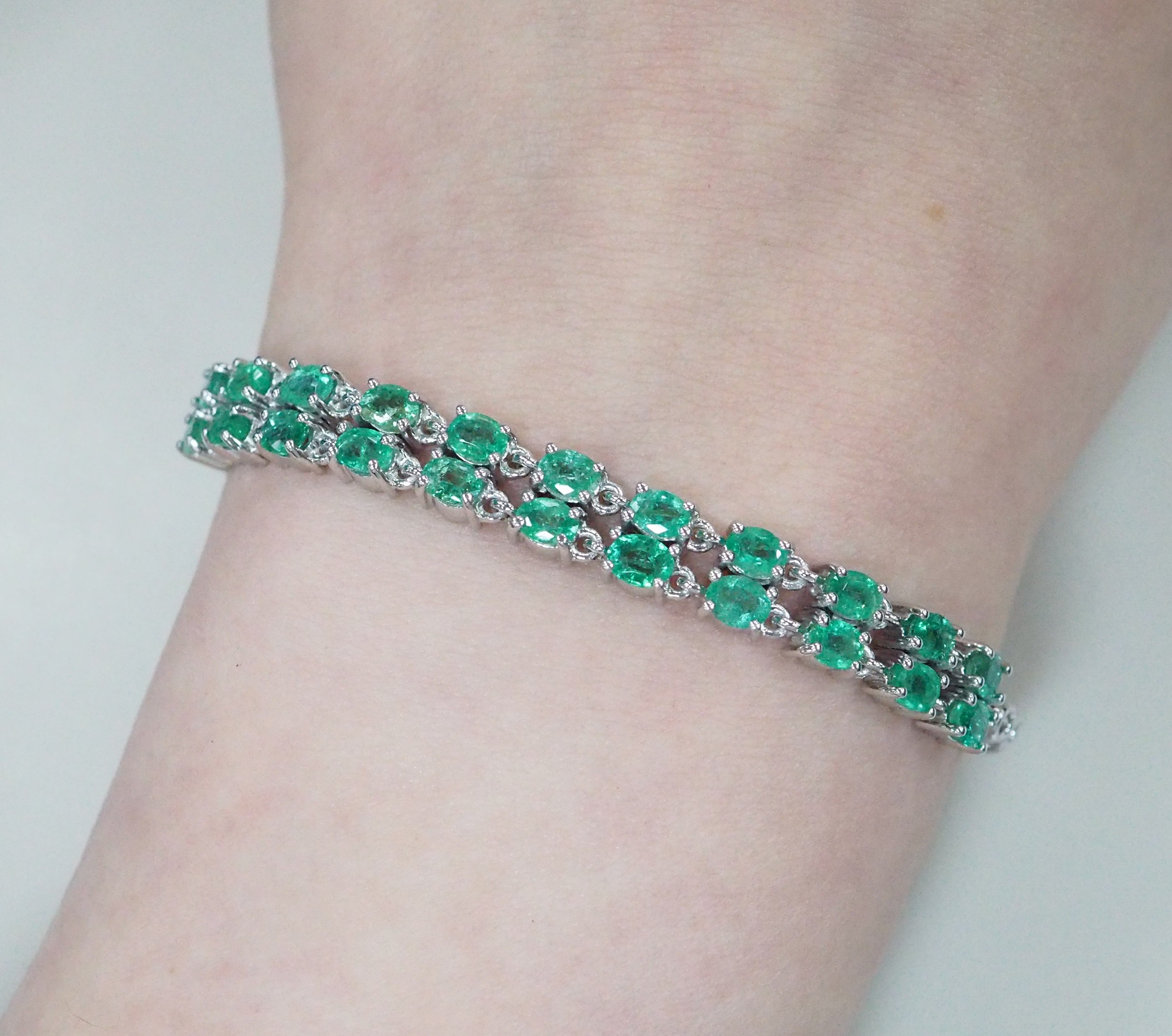 Серебряный браслет с изумрудами